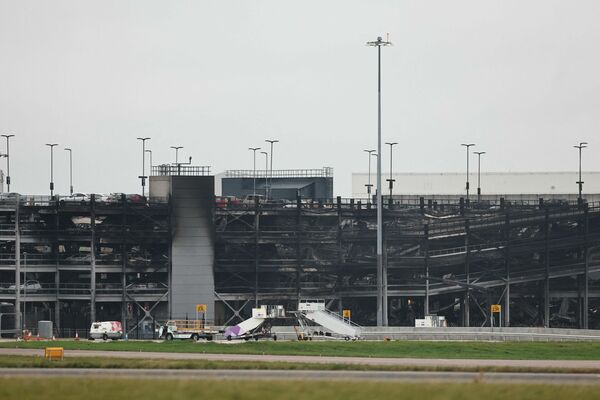 Ugunsgrēka radītie postījumi Lūtonas lidostas autostāvvietā Londonā. Foto: HENRY NICHOLLS / AFP