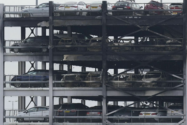 Ugunsgrēka radītie postījumi Lūtonas lidostas autostāvvietā Londonā. Foto: Jacob King/PA
