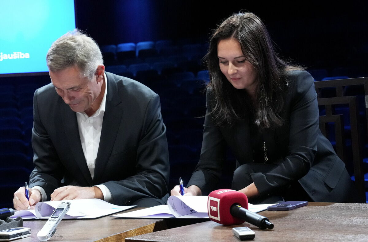 Dailes teātra direktors Juris Žagars un AS "Rietumu Banka" valdes priekšsēdētāja Jeļena Buraja. Foto: Evija Trifanova/LETA