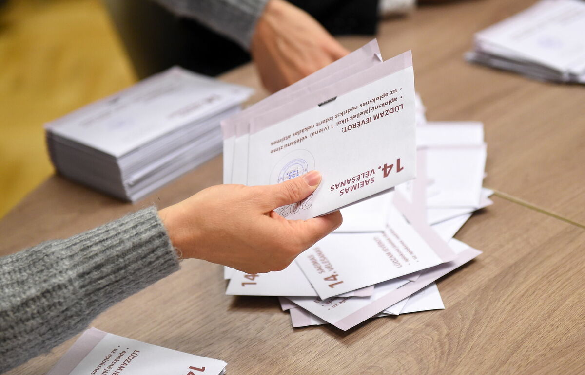 Balsu skaitīšana 14.Saeimas vēlēšanās. Foto: Zane Bitere/LETA