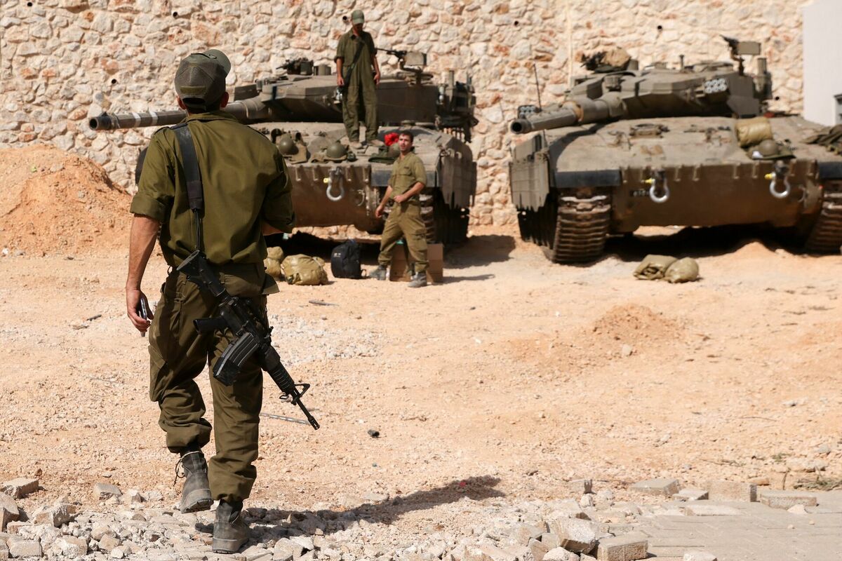 Izraēlas karavīri pulcējas pie tankiem "Merkava", ieņemot pozīciju nenoskaidrotā vietā uz robežas ar Libānu 22. oktobrī. Foto: Jalaa MAREY / AFP