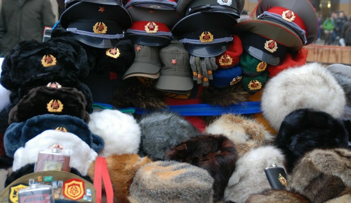 Cepures ar PSRS ģerboni. Foto: Pixabay