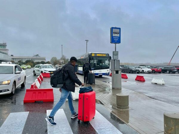 Sabiedriskā transporta pietura Rīgas lidostā. Foto: twitter.com/PilsCilvekiem