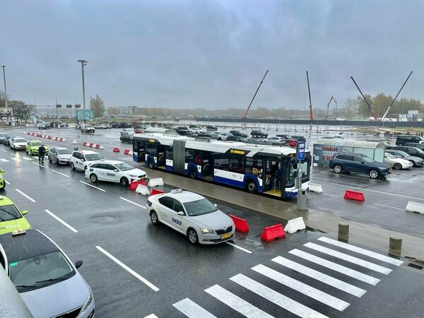 Sabiedriskā transporta pietura Rīgas lidostā. Foto: twitter.com/PilsCilvekiem