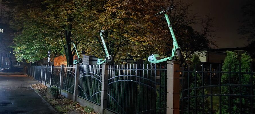 Juglā uz sētas stabiem novietoti “Bolt” elektriskie skrejriteņi. Foto: Izdzirdēts Rīgā/Facebook