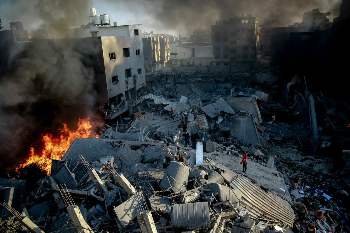 Izraēlas gaisa uzlidojumos iznīcināta ēka Gazas joslā 26. oktobrī. Foto: Omar El-Qattaa / AFP