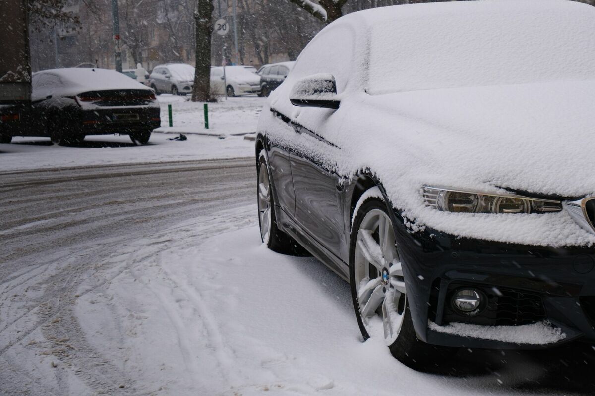 Automašīna sniegā. Foto: Unisplash
