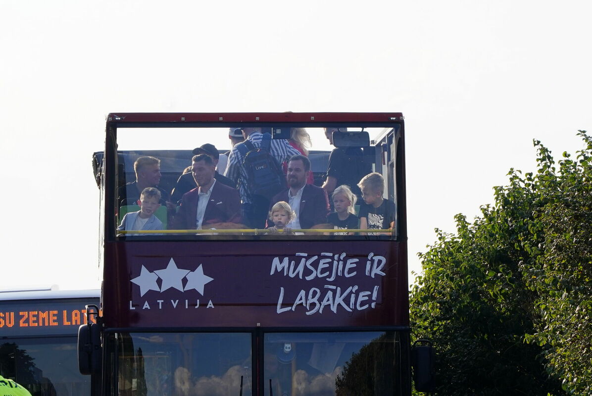 Latvijas basketbolistu sagaidīšana pēc Pasaules kausa izcīņas. Foto: Evija Trifanova/LETA