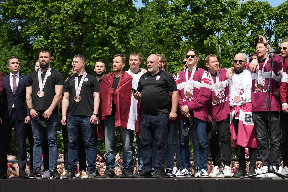 Latvijas izlases hokejisti sagaidīšanas pasākumā pie Brīvības pieminekļa šī gada maijā. Foto: Edijs Pālens/LETA