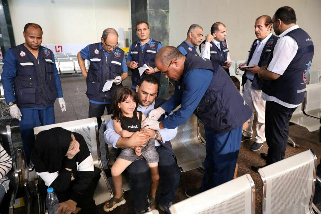 Ēģiptes ārsti veic ārzemju pasu turētāju medicīniskās pārbaudes pēc viņu ierašanās Rafas robežšķērsošanas punktā no Gazas joslas. Foto: Reuters/Scanpix