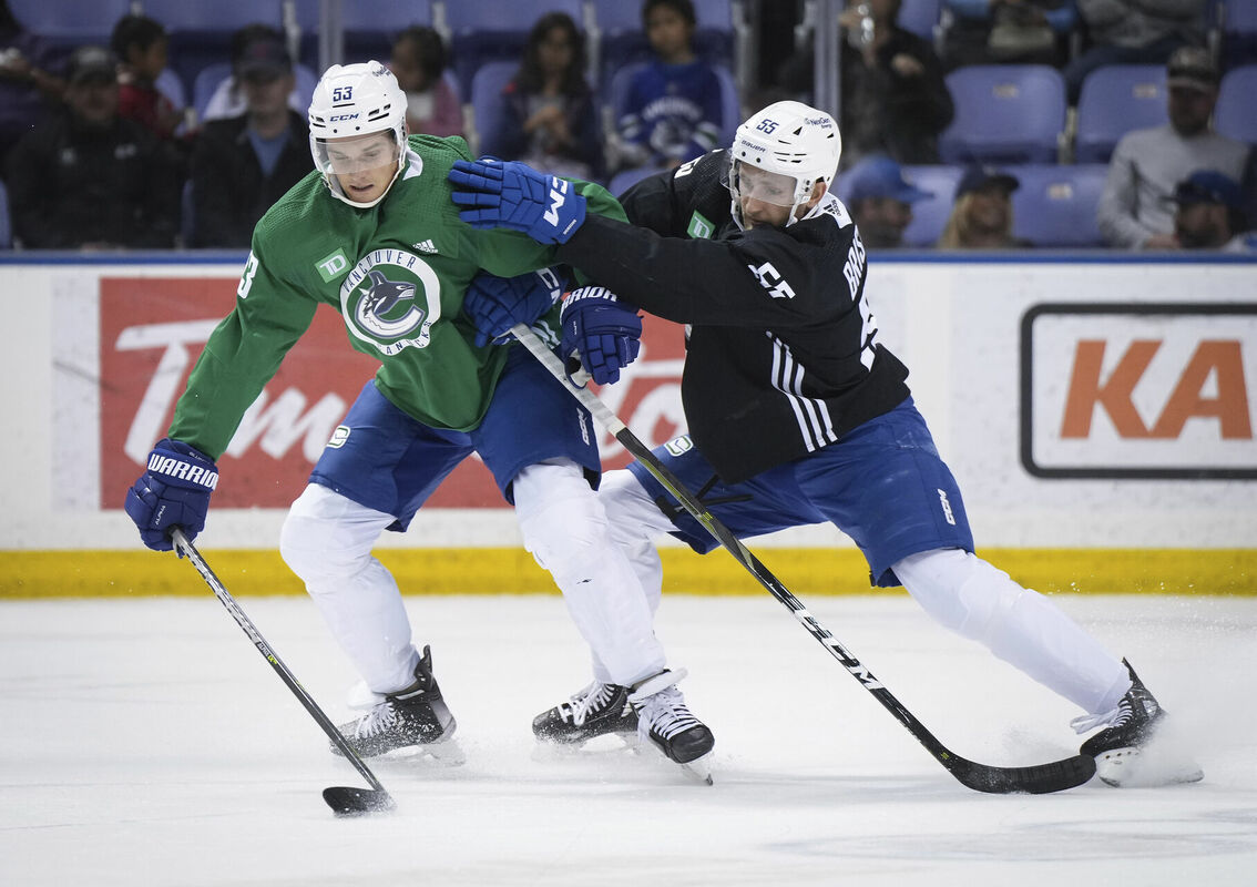 Teodors Bļugers (pa kreisi). Foto: Darryl Dyck/The Canadian Press via AP/Scanpix