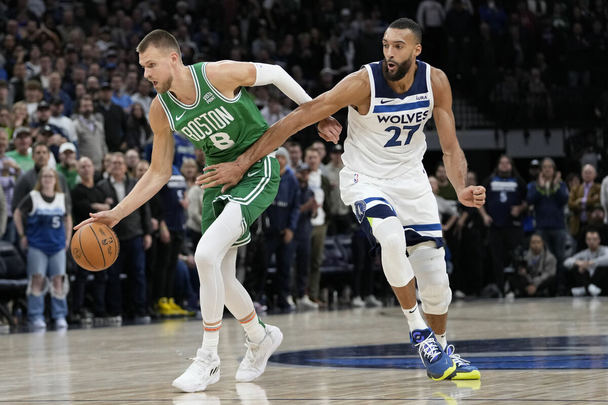 Kristaps Porziņģis un Rūdijs Gobērs. Foto: AP Photo/Abbie Parr/Scanpix