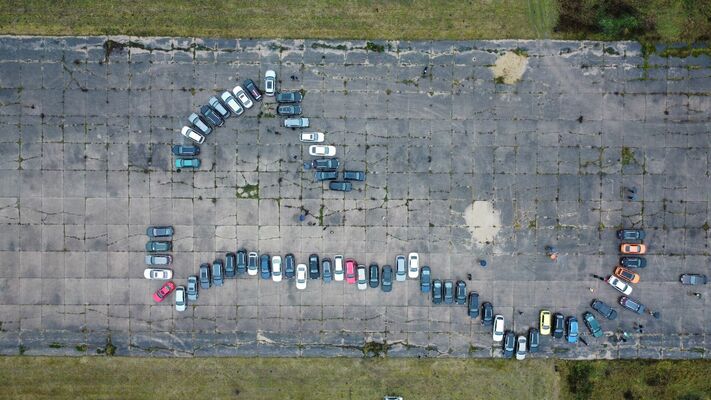 Latvijas kontūra no 99 Audi automašīnām. Foto: audilatvija.lv