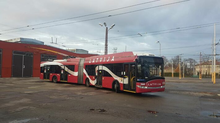 Ar Latvijas valsts svētku noformējumu izrotātais sabiedriskais transports. Foto: Rīgas satiksme/X/Twitter
