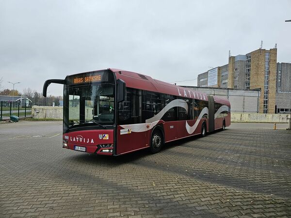 Ar Latvijas valsts svētku noformējumu izrotātais sabiedriskais transports. Foto: Rīgas satiksme/X/Twitter