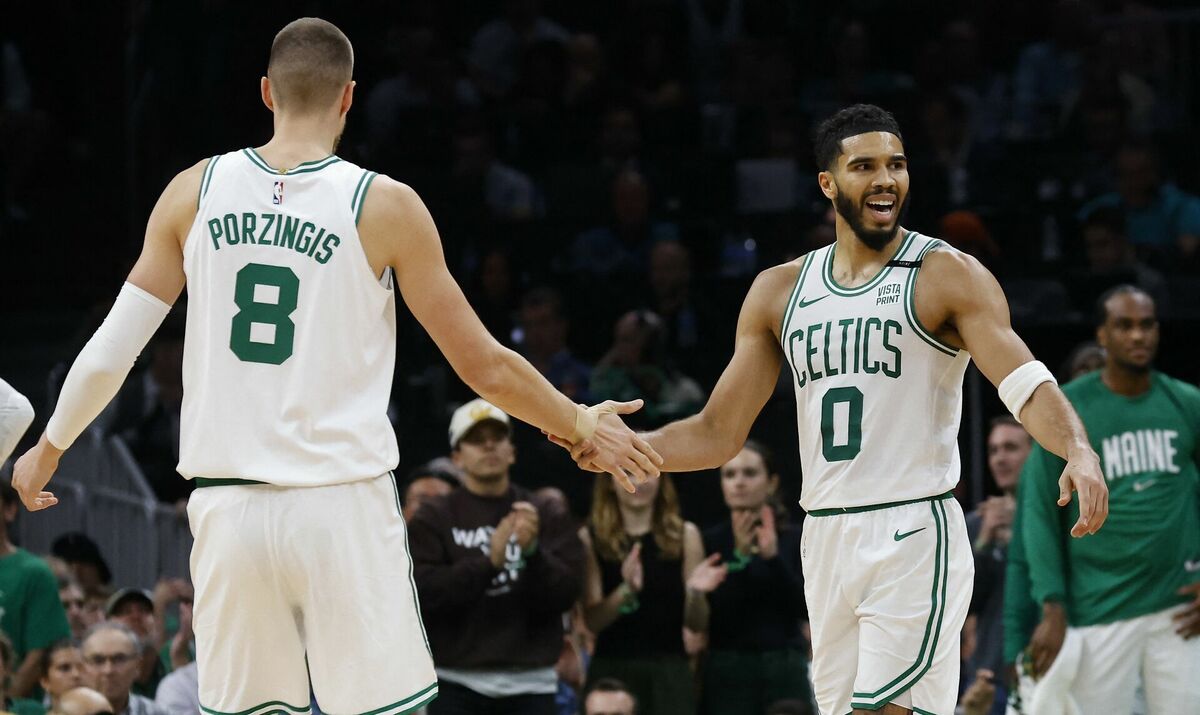 Kristaps Porziņģis un "Celtics" lielākā zvaigzne Džeisons Teitums. Foto: Winslow Townson-USA TODAY Sports/Scanpix
