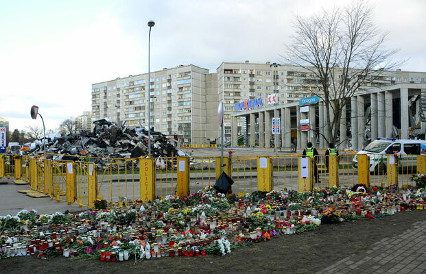 Ziedi un svecītes Zolitūdes traģēdijā bojāgājušo piemiņai pie lielveikala "Maxima", kur, iegrūstot jumtam, dzīvību zaudēja 54 cilvēki. Foto: Gunita Kļava/LETA
