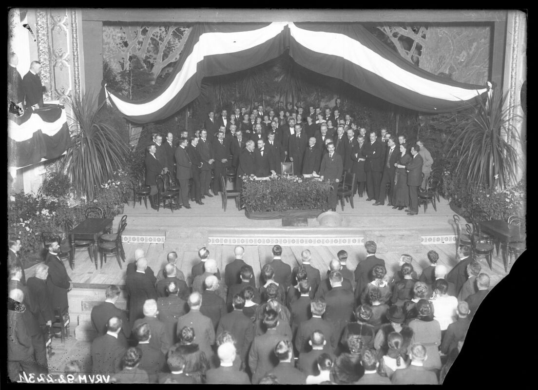 Latvijas Republikas proklamēšana uz mūsdienu Latvijas Nacionālā teātra skatuves 1918. gada 18. novembrī. Foto: Vilis Rīdzenieks