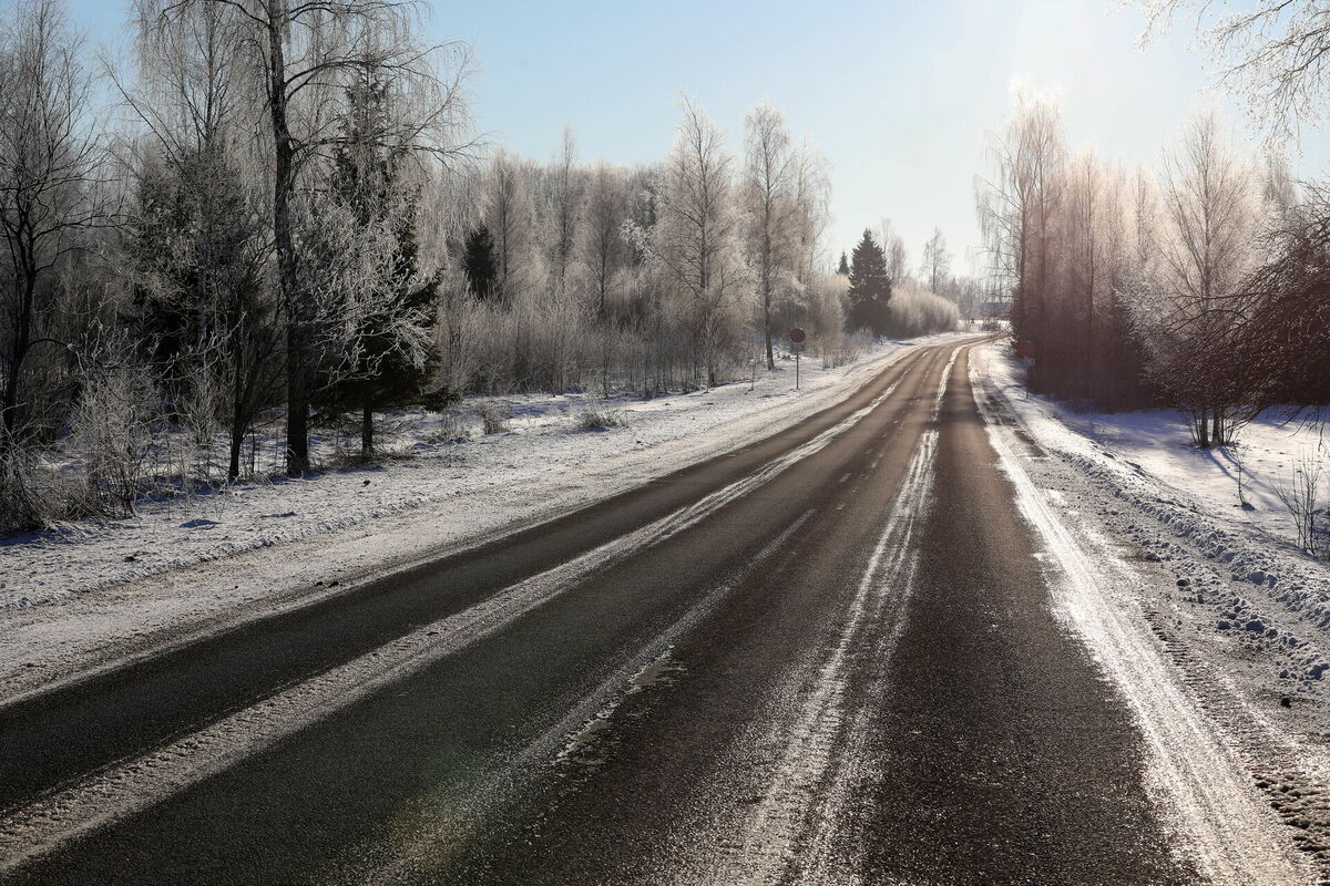 Šoseja ziemā. Foto: Evija Tifanova/LETA