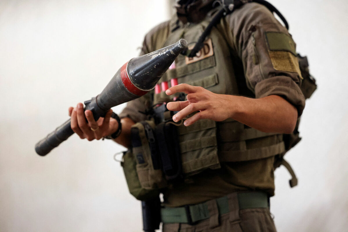 Izraēlas armijnieks rāda "Hamās" ieročus. Foto: REUTERS/Violeta Santos Moura