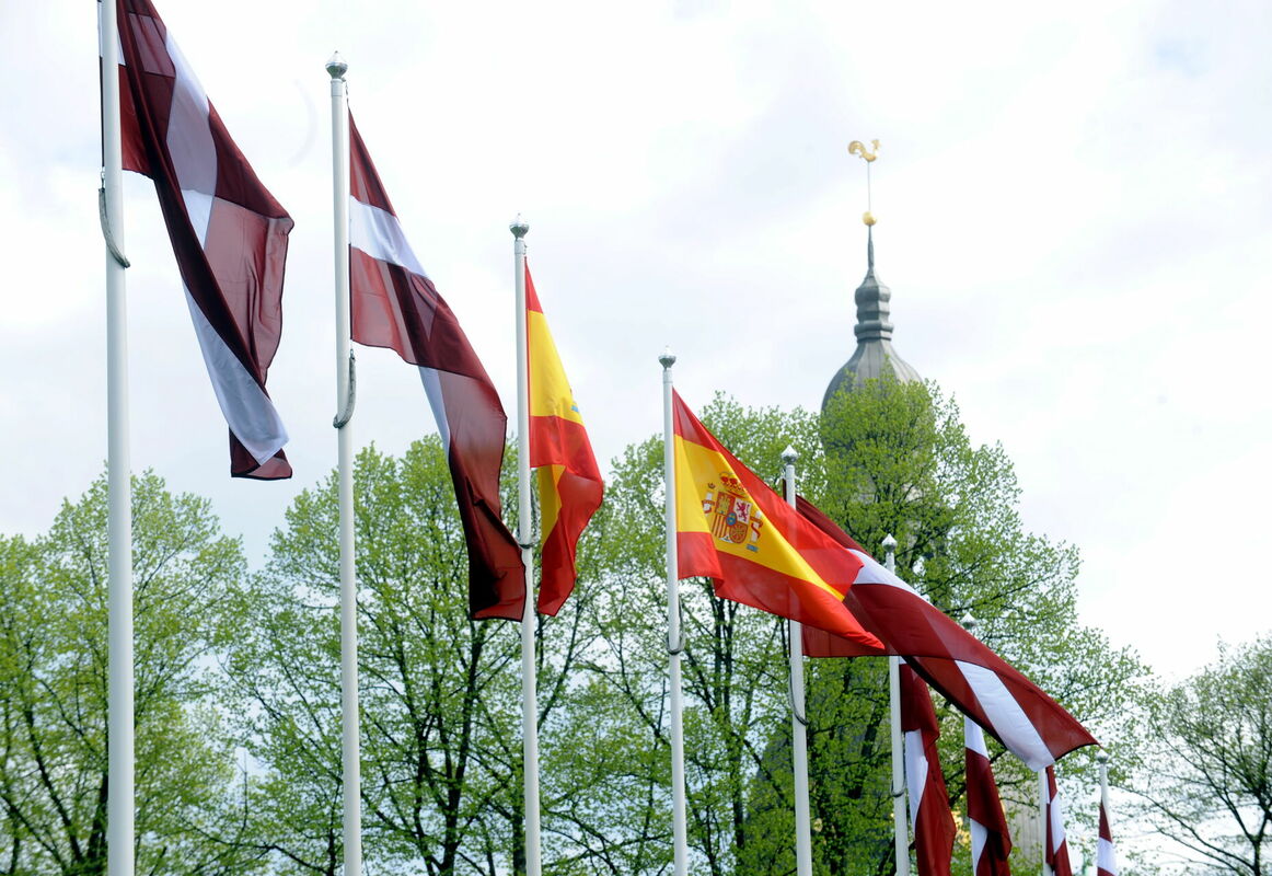 Latvijas un Spānijas karogi. Foto: Ieva Čīka/LETA
