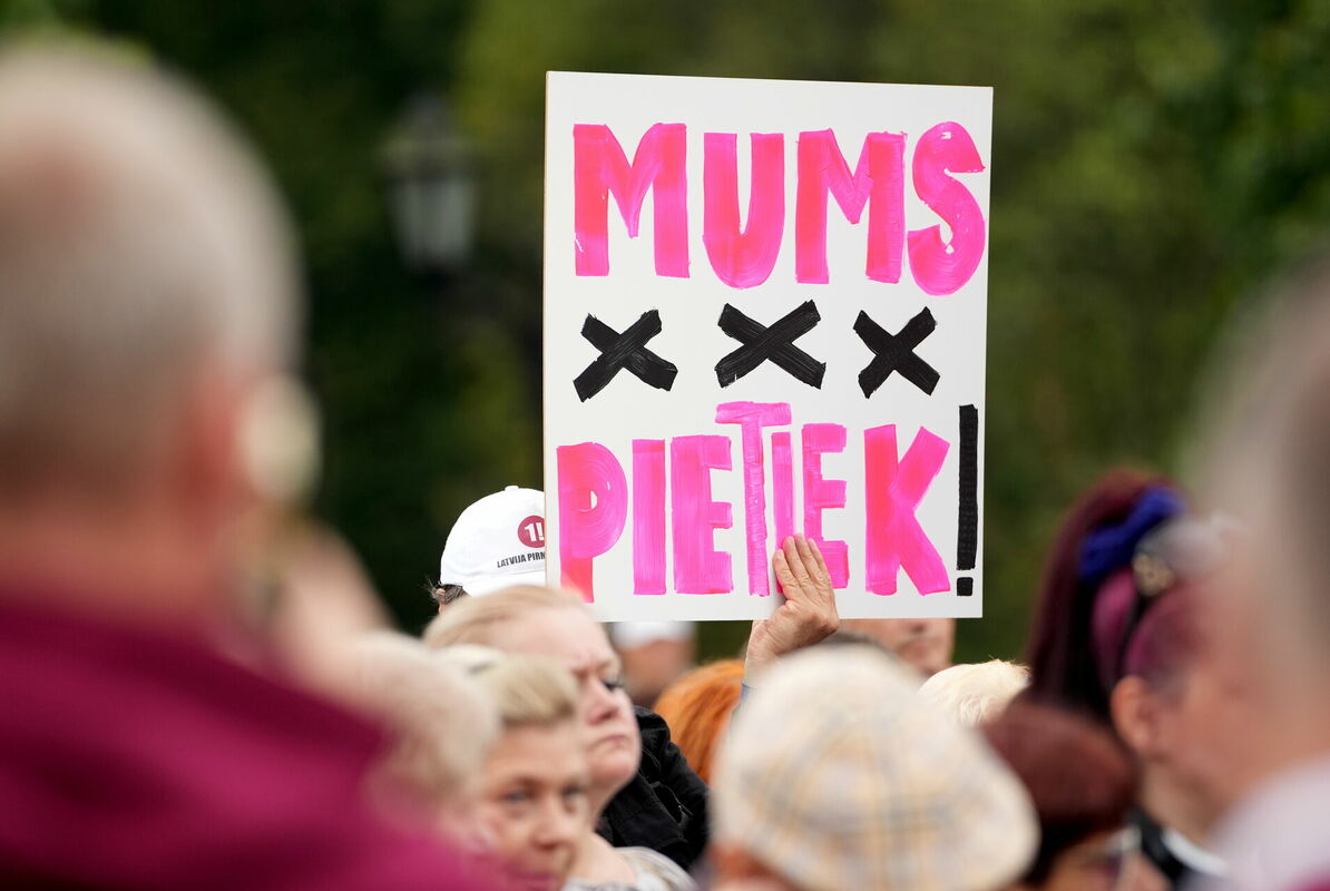 Partijas "Latvija pirmajā vietā" līdera Aināra Šlesera rīkotā protesta akcija "pret partijas "Vienotība" valdību un tās īstenoto politiku" laukumā pie Brīvības pieminekļa šī gada augustā. Foto: Zane Bitere / LETA