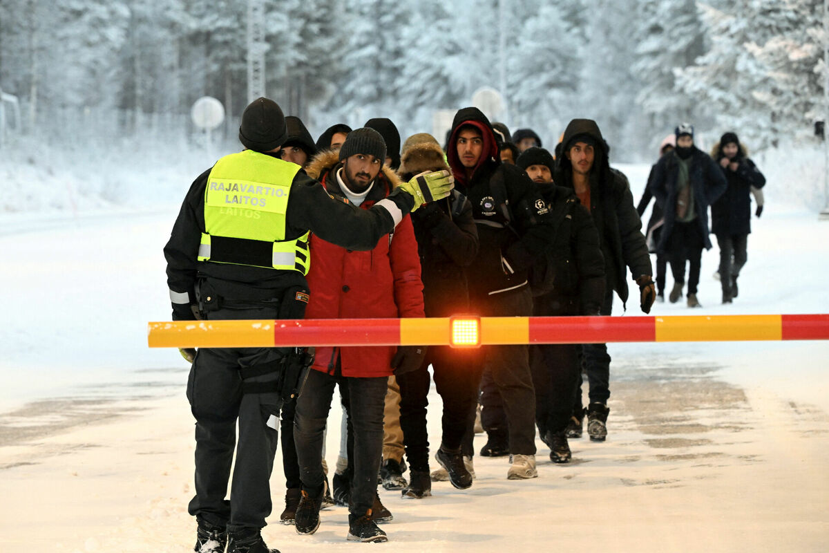 Somijas robežsardze sarunājas ar migrantiem robežšķērsošanas vietā Salla. Foto: Lehtikuva/Jussi Nukari