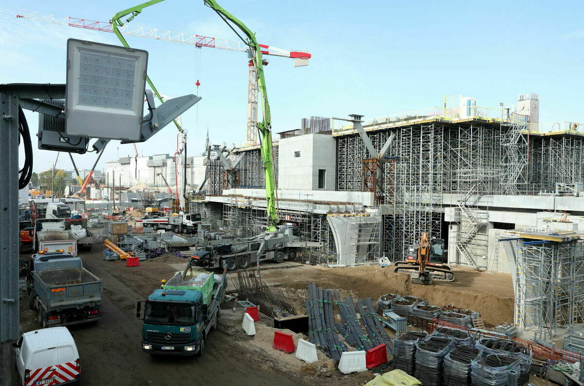 "Rail Baltica" būvlaukums pie Centrālās dzelzceļa stacijas. Foto: Ieva Leiniša/LETA