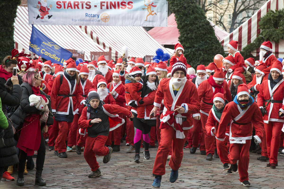 Ziemassvētku vecīšu labdarības skrējiens. Foto: Edijs Pālens/LETA