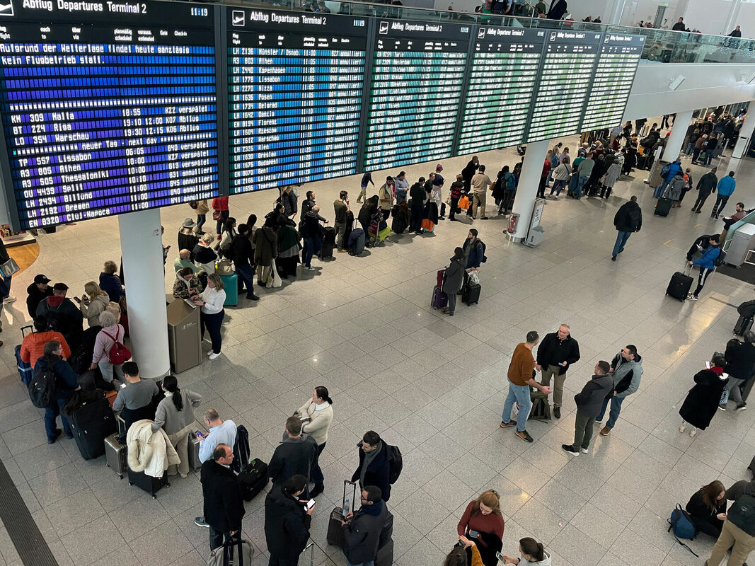 Minhenes lidostā apturēti lidojumi. Foto: scanpix/REUTERS
