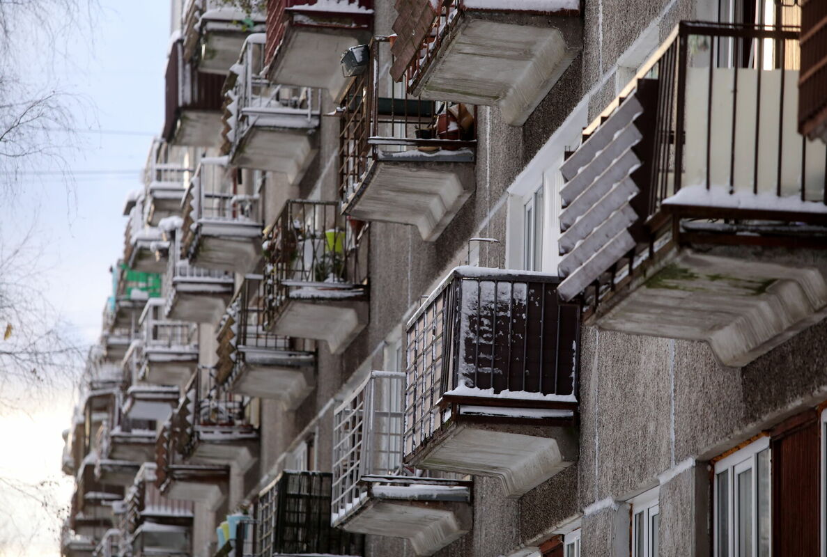 Daudzdzīvokļu mājas balkoni Ķengaragā. Foto: Paula Čurkste/LETA
