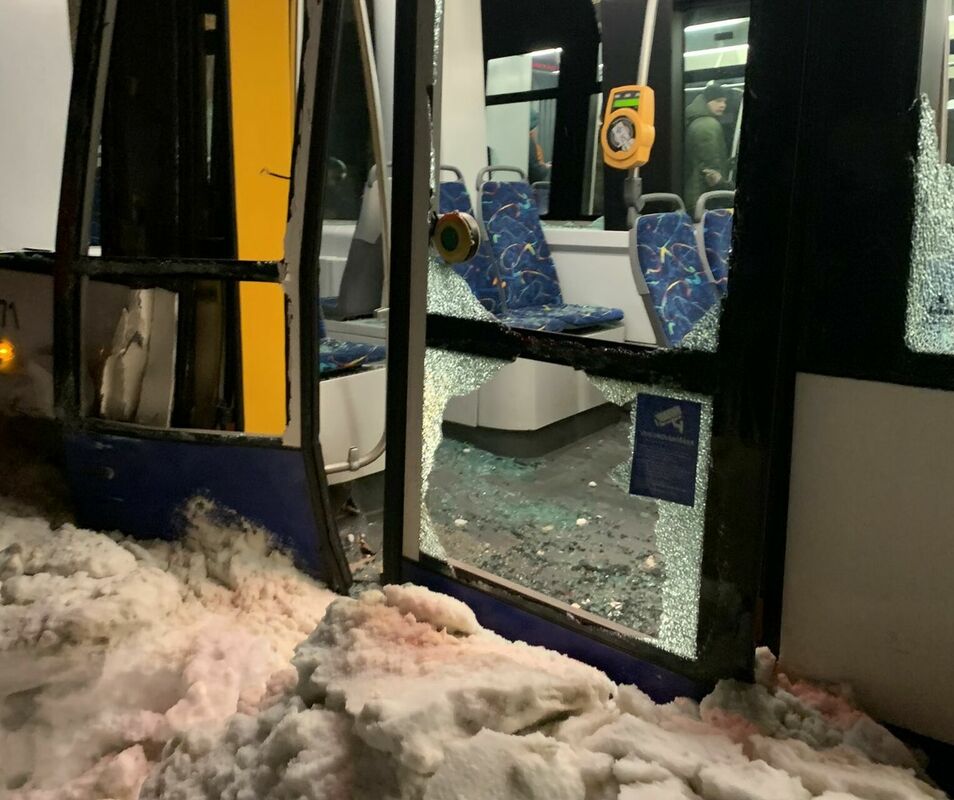 Otrdienas rītā no sliedēm noskrējis "Rīgas satiksmes" tramvajs. Foto: Raivis_Purins/X
