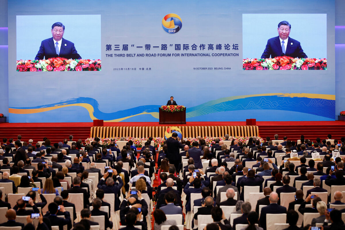 Ķīnas prezidents Sji Dzjiņpins uzstājas Lielajā Tautas zālē Pekinā, 18. oktobrī, kur tiek atklāts Joslas un ceļa forums (BRF), kas veltīts Joslas un ceļa iniciatīvas desmitgadei. Foto: REUTERS/Edgar Su