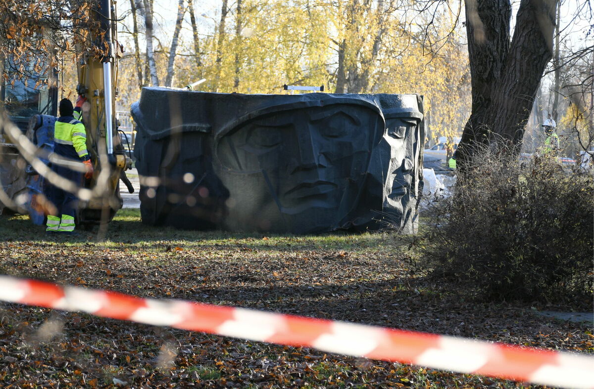 Demontēts piemineklis Otrā pasaules kara padomju karavīriem Slavas skvērā Daugavpilī. Foto: Ivars Soikāns / LETA