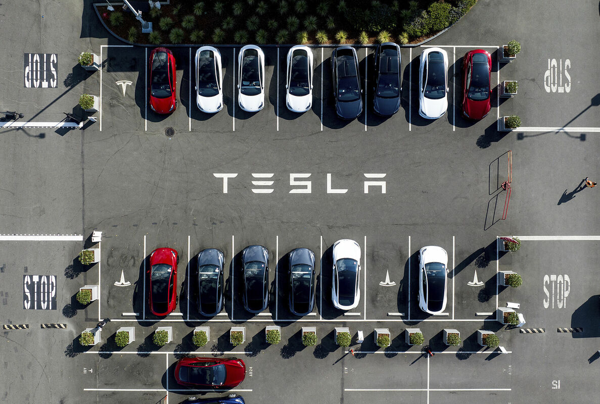 "Tesla" automašīnas. Foto: AP Photo/Noah Berger