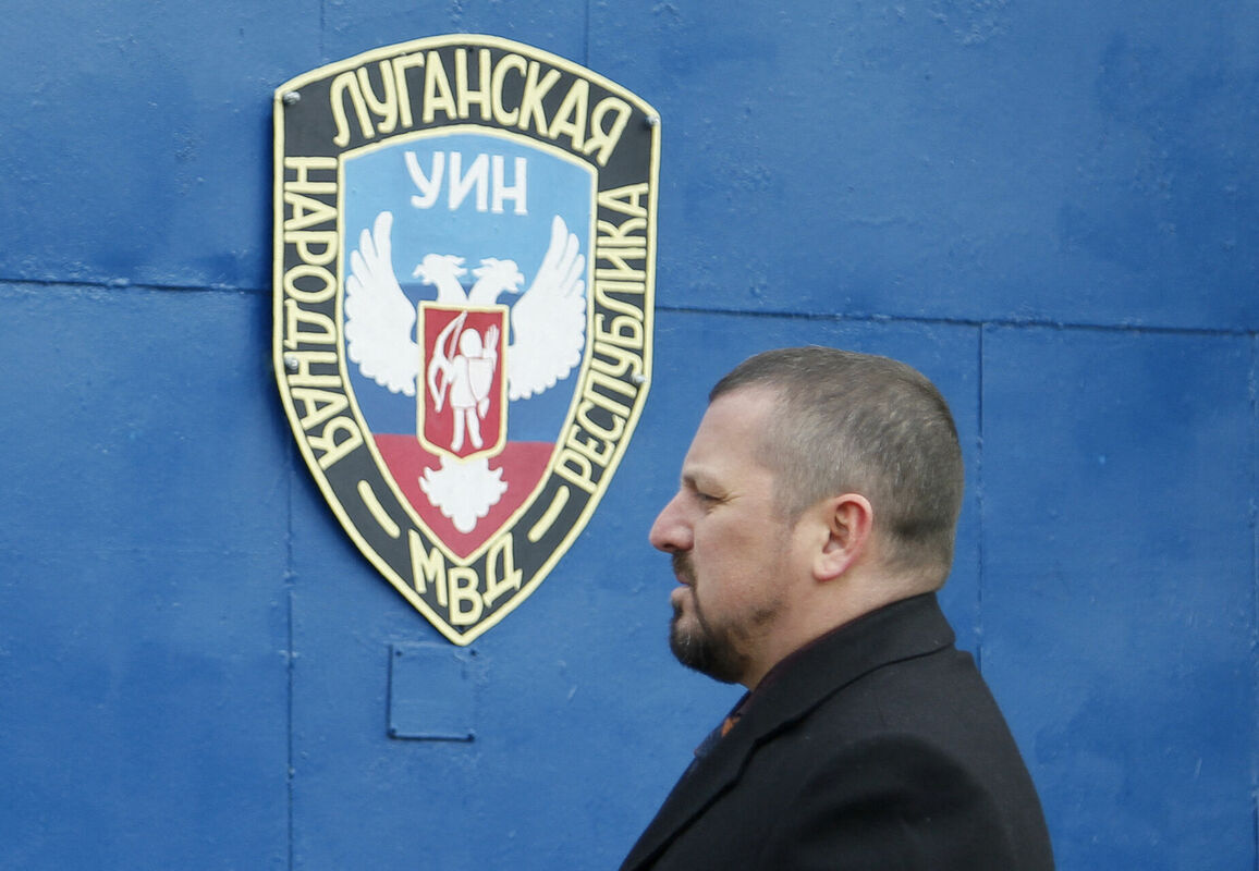 Attēlā redzams pašpasludinātās Luhanskas Tautas Republikas iekšlietu ministrs Igors Kornets pēc delegācijas vizītes vietējā soda izciešanas kolonijā netālu no Luhanskas. REUTERS/Alexander Ermochenko