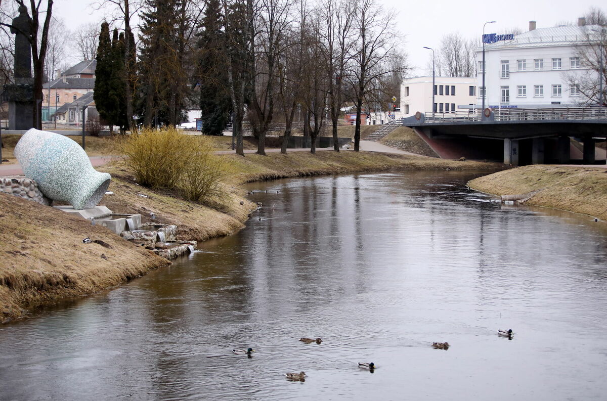 Vides objekts "Ūdens pods" Rēzeknes upes promenādē un viesnīca "Kolonna Hotel Rēzekne". Foto: Paula Čurkste/LETA