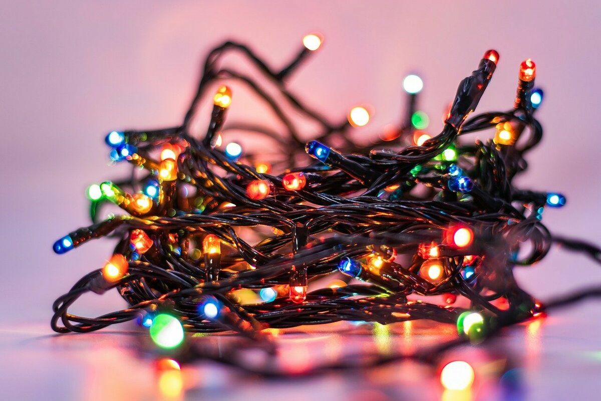 Ziemassvētku gaismiņu virtene Foto: Pixabay