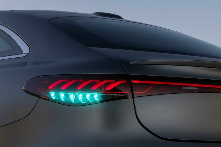 Mercedes-Benz Becomes First Carmaker to Receive US Approval for Turquoise Marker Lights for Automated Driving