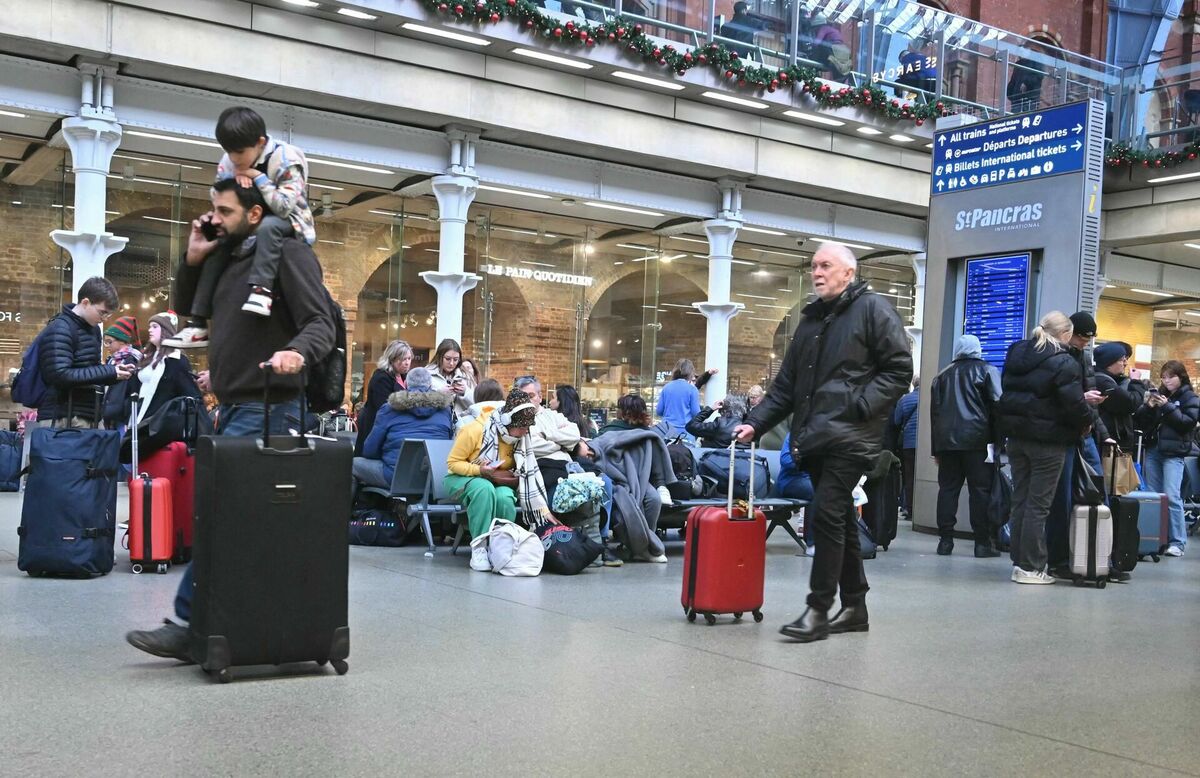 Pasažieri pulcējas Sentpankrasas stacijā Londonā gada 21. decembrī, kad darbinieku streika dēļ tiek pārtraukta satiksme Lamanša tunelī. Foto: JUSTIN TALLIS / AFP
