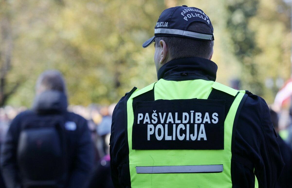 Pašvaldības policijas darbinieks. Foto: Paula Čurkste/LETA