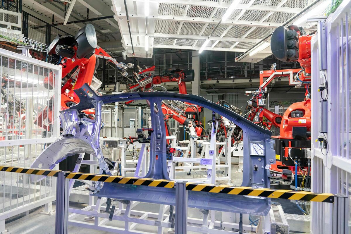 Robot Attack at Tesla’s Giga Texas Factory: Engineer Injured in Terrifying Incident