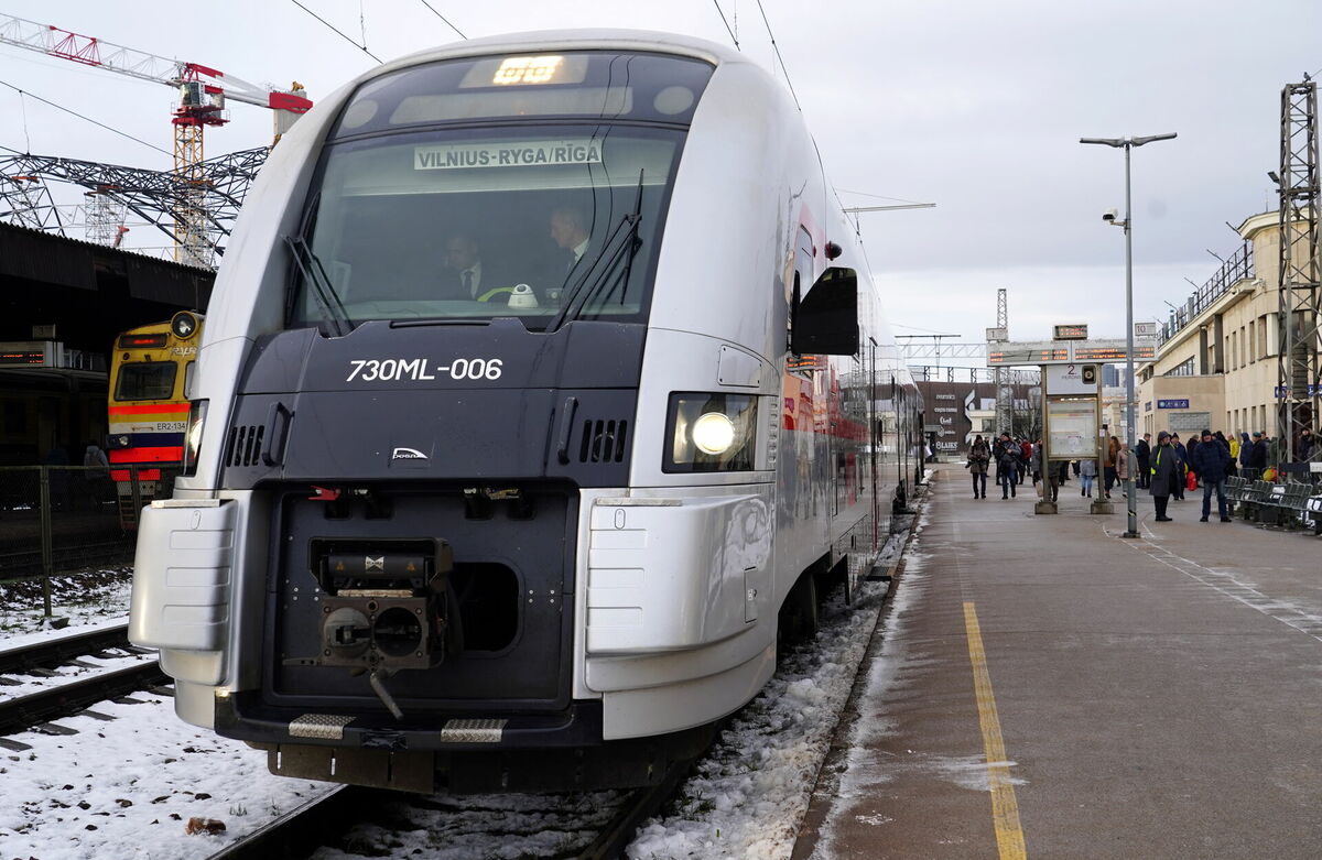 Rīgas Centrālajā dzelzceļa stacijā notiek Lietuvas uzņēmuma "LTG Link" vilciena sagaidīšanas pasākums, kas no šodienas sāk kursēt maršrutā Viļņa - Rīga - Viļņa. Foto: Evija Trifanova/LETA