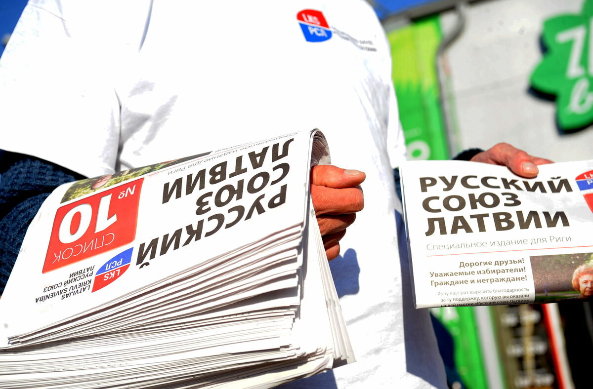 Partijas "Latvijas Krievu savienība" 12.Saeimas vēlēšanu reklāmas avīzes. Foto: Edijs Pālens / LETA