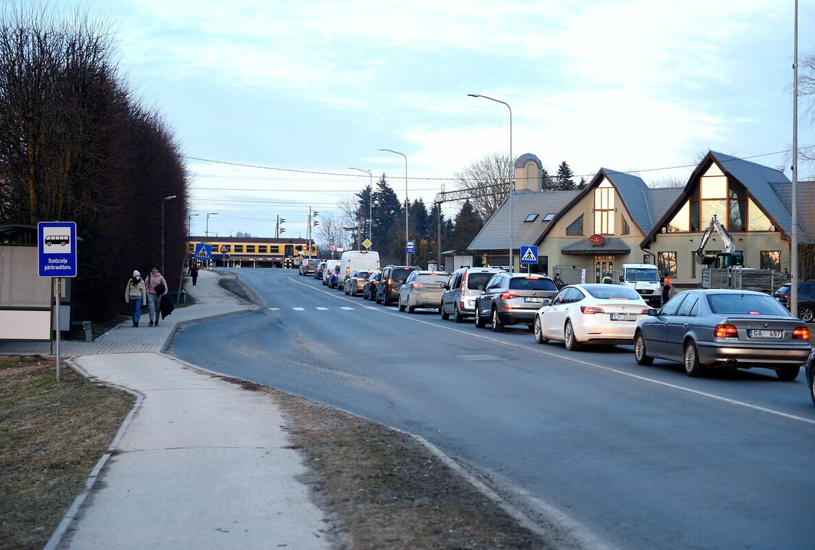 Automašīnas pie dzelzceļa pārbrauktuves Salaspilī. Foto: Zane Bitere/LETA