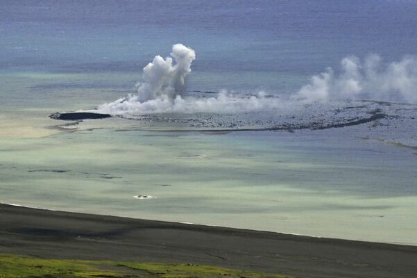 Sala, kas izveidojusies Japānā aptuveni 1 kilometra attālumā no Ivo Džimas dienvidu piekrastes. Foto: Kyodo News via AP