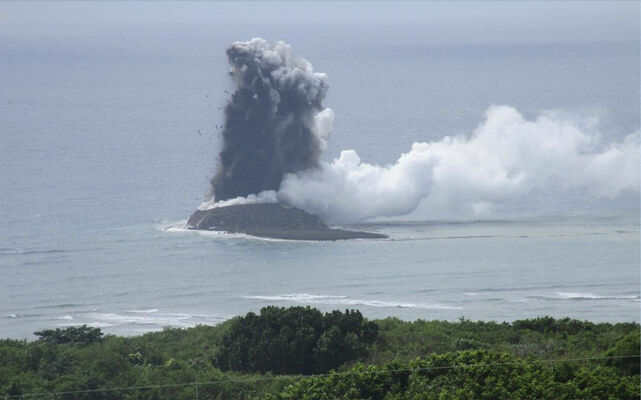 Sala, kas izveidojusies Japānā aptuveni 1 kilometra attālumā no Ivo Džimas dienvidu piekrastes. Foto: Japan Maritime Self-Defense Force via AP