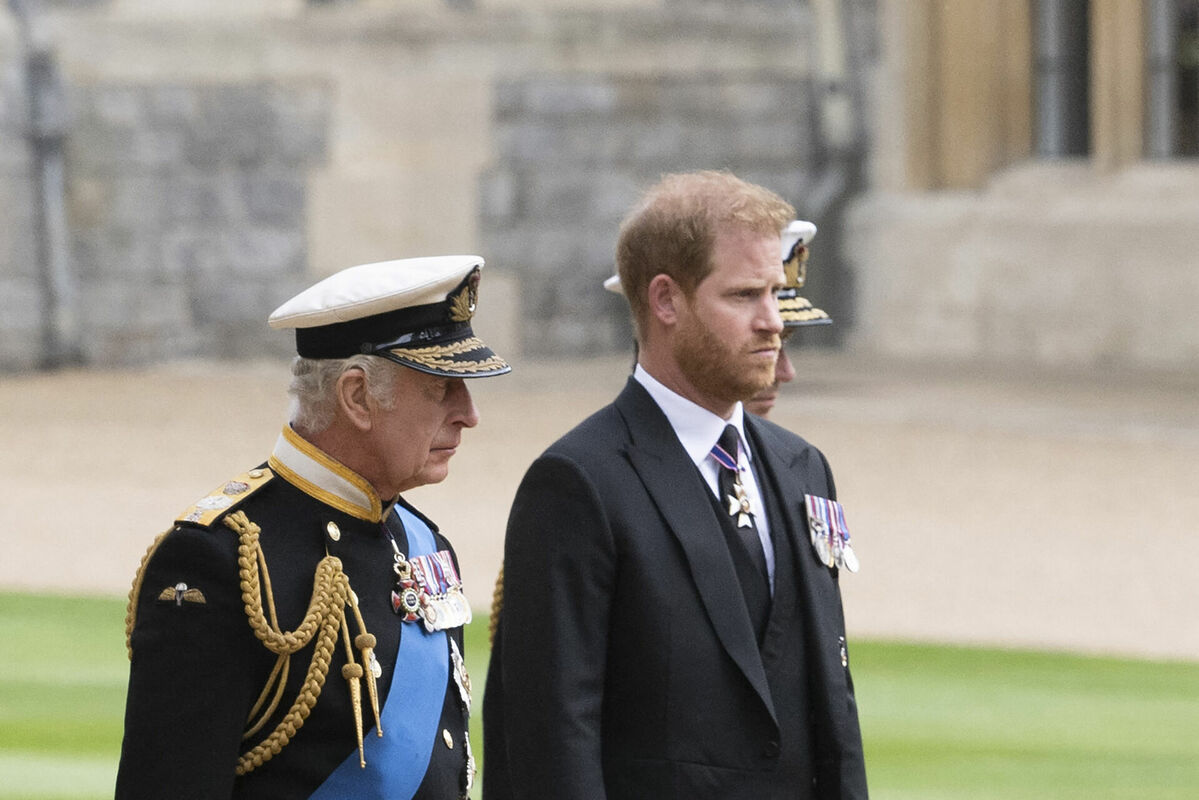 Lielbritānijas karalis Čārlzs III kopā ar savu dēlu, princis Hariju. Foto: David Rose / POOL / AFP