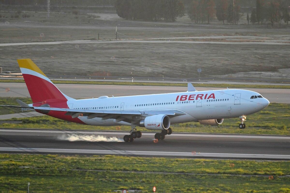 Spānijas aviokompānijas "Iberia" lidmašīna. Foto: JAVIER SORIANO / AFP