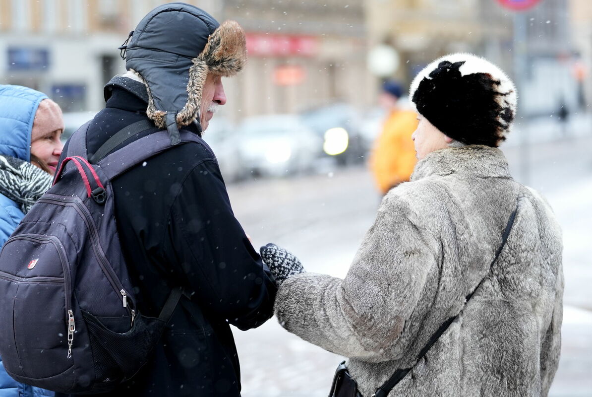 Cilvēki ziemas dienā. Foto: Zane Bitere/LETA
